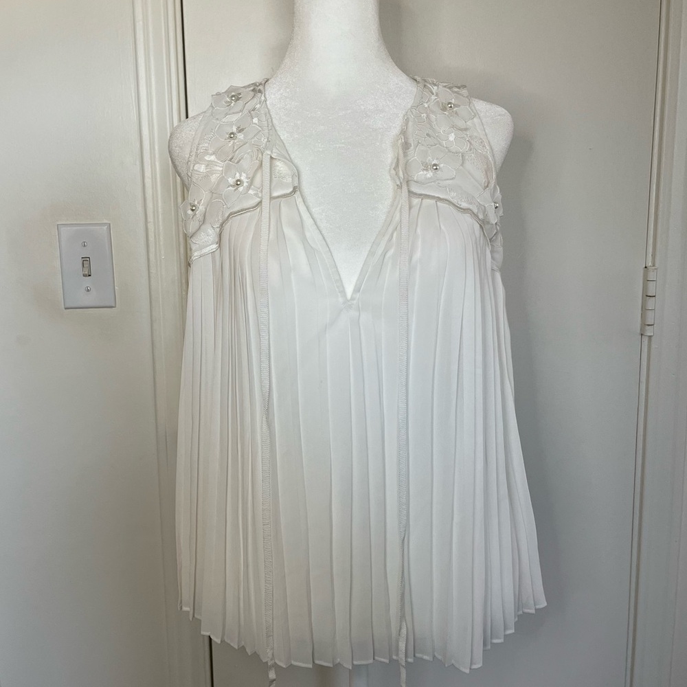 Alice + Olivia white tank pleated blouse with appliqué flowers, size XS